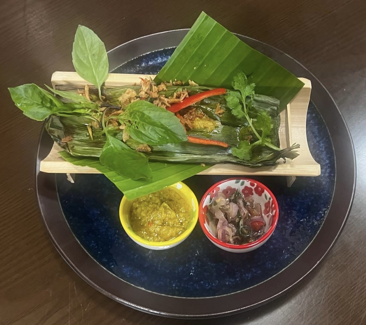 バナナ葉で蒸し焼きにしたペペスイカン