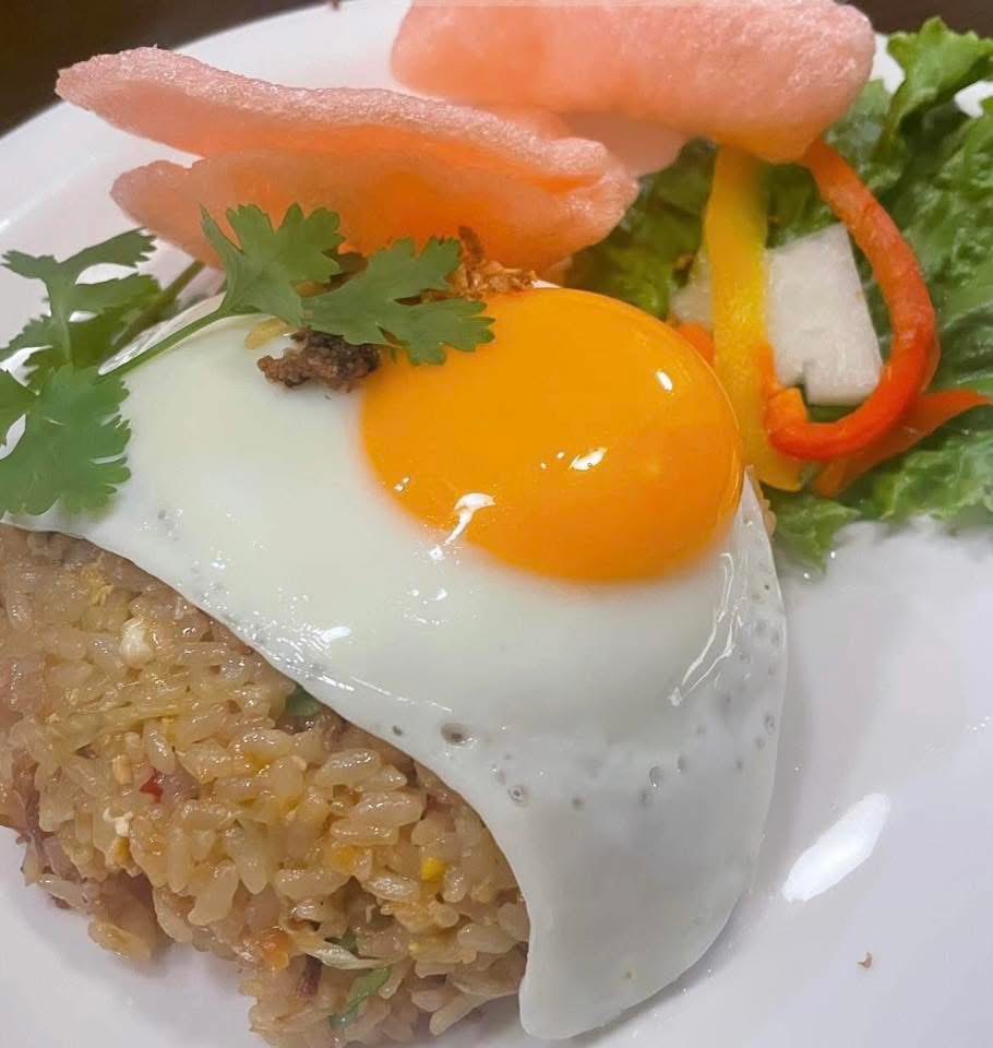 目玉焼きとえびせんを添えたナシゴレン