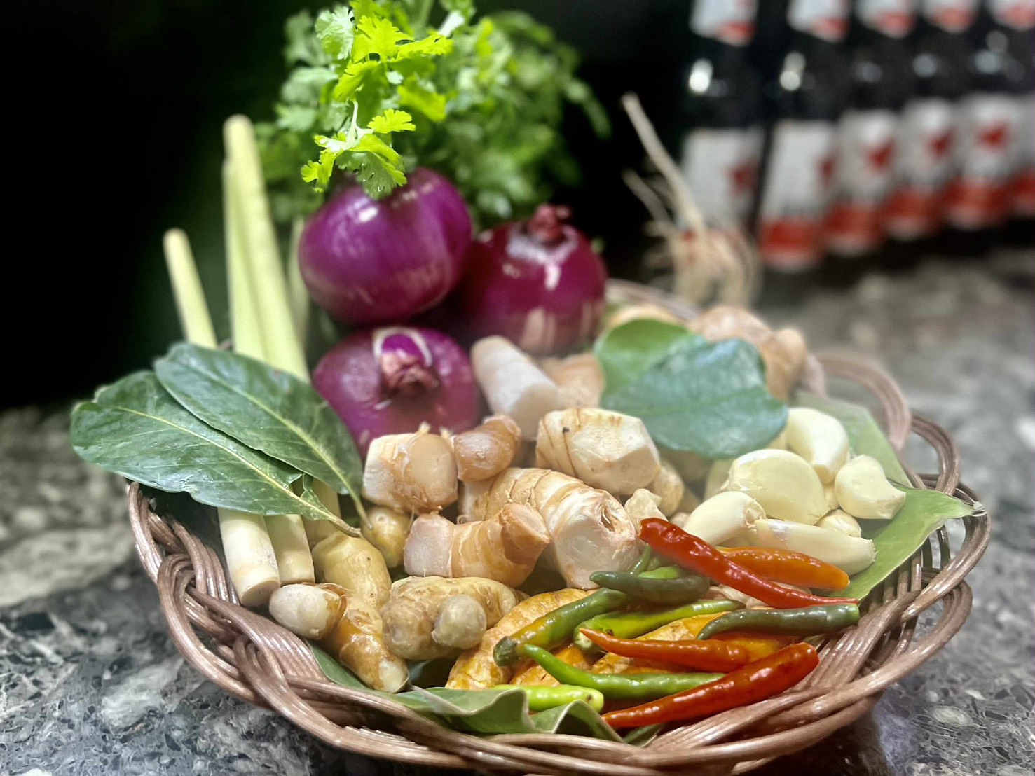 ハーブ、香味野菜、スパイスを盛ったかご